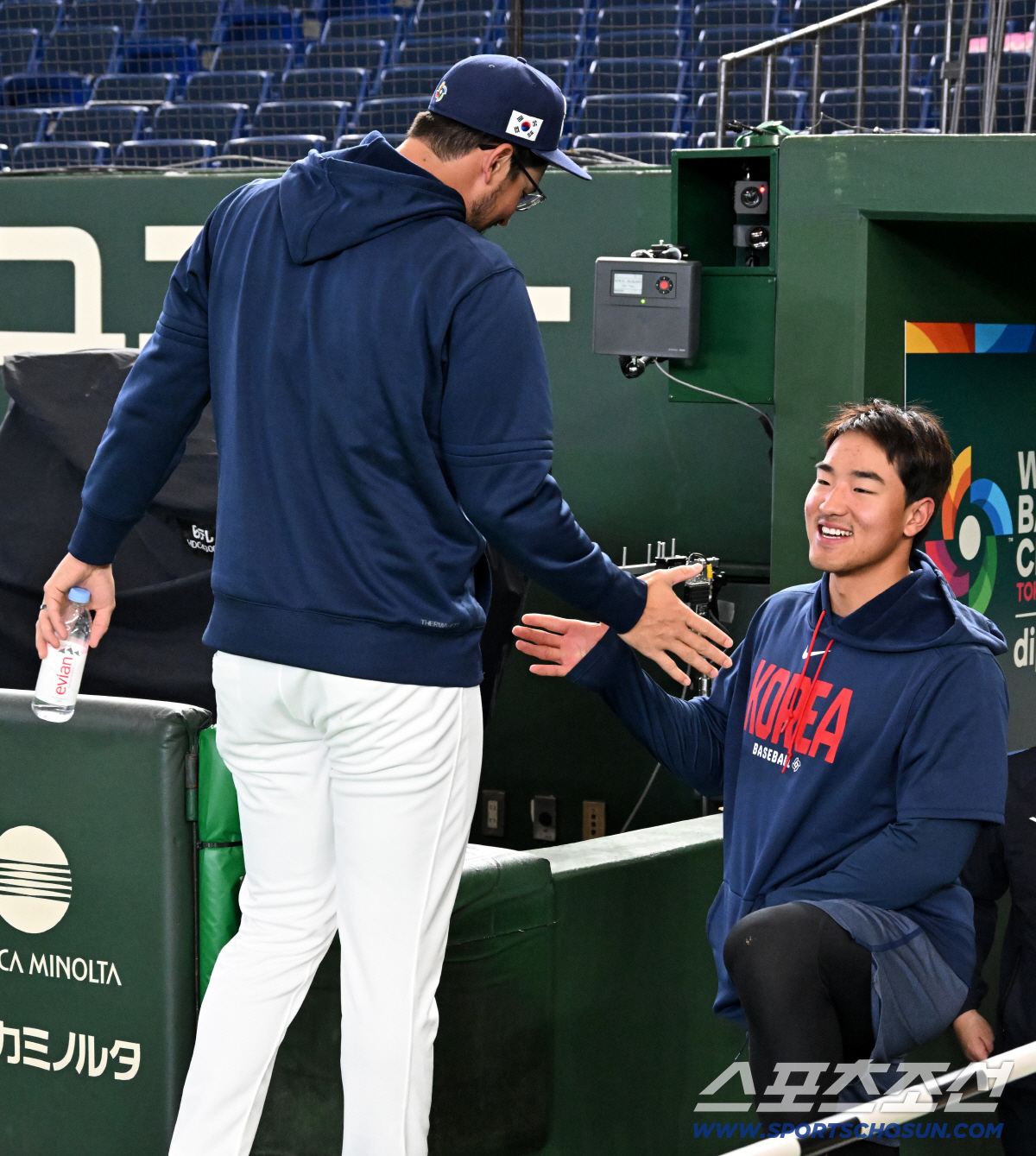 '물병 플립 좋았다' 한글 문신한 ML 투수, 안현민 배트 플립에 홀딱 …