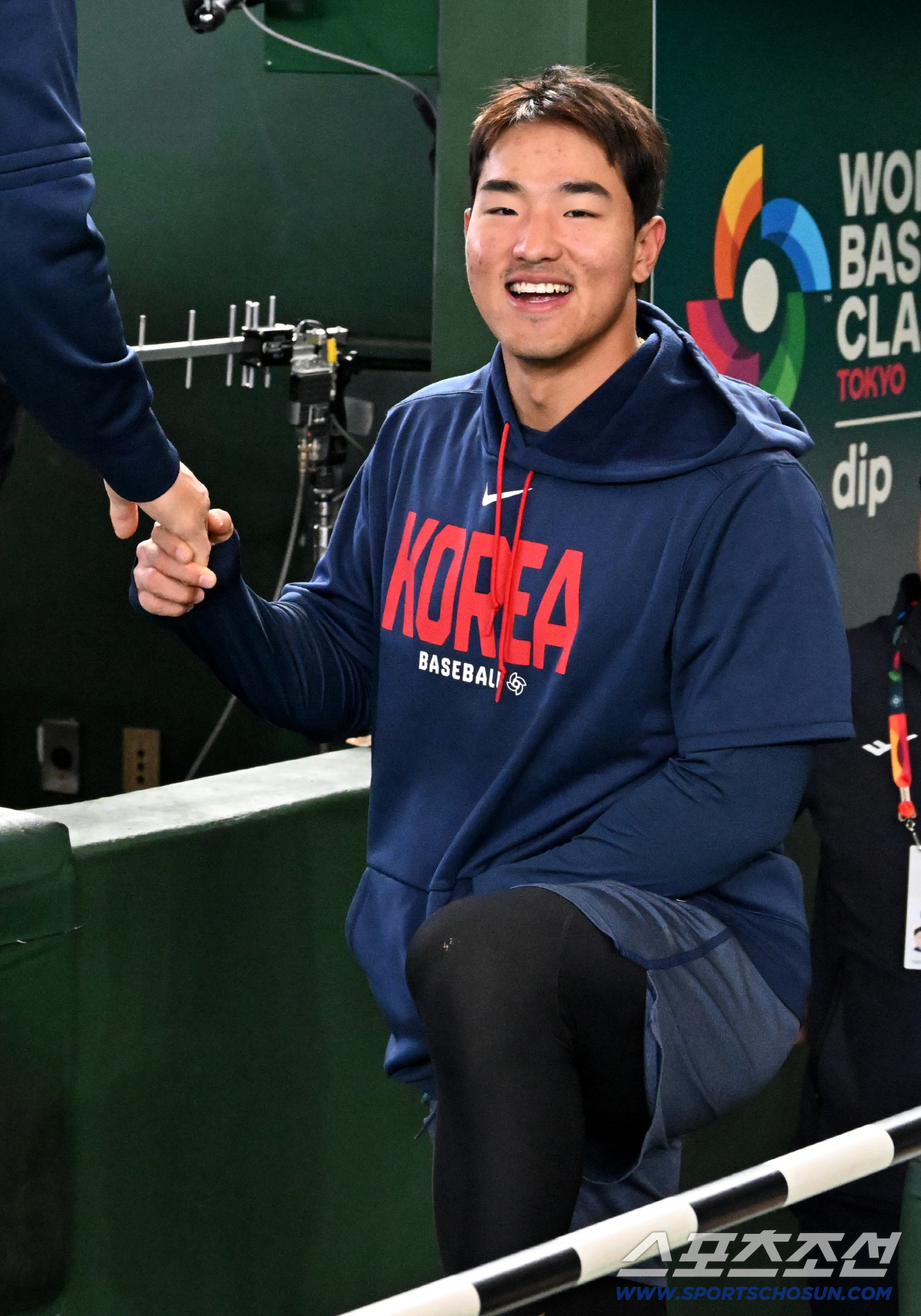 '물병 플립 좋았다' 한글 문신한 ML 투수, 안현민 배트 플립에 홀딱 …