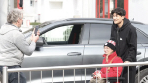 인성은 못까지! '김민재 억까' 빌트마저 감동 시킨 '괴물'의 특급 매너...獨언론 '차 내려 휠체어 팬 챙긴 유일한 스타' 극찬 세례