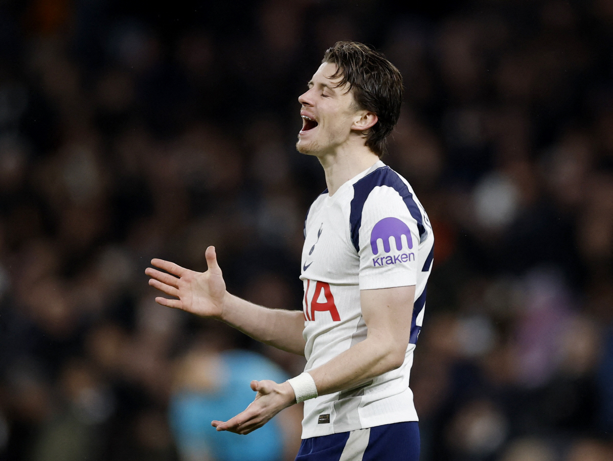 대충격! '이러니 망가졌지' 입단 2개월 신입이 '10년 헌신' 손흥민 …