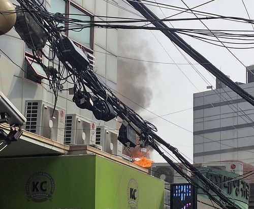 종로 귀금속거리서 가스통 폭발 추정 화재…20여명 대피