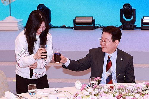 李대통령 "국민 누구나 쉽게 국제대회 시청하도록 제도 개선"