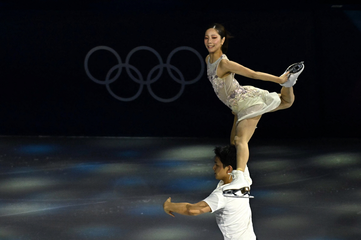 日 환호! "사귀는 거 아니야?" 의심 쇄도한 일본 피겨 금메달 페어, …