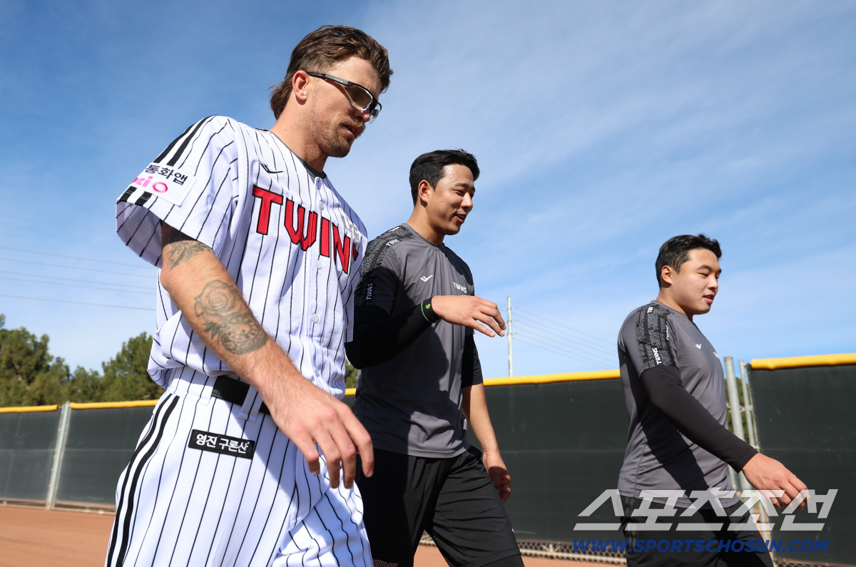 무너진 홀드왕 좋아진거 맞아? 4사구 3개 1실점. 제구불안 여전... …