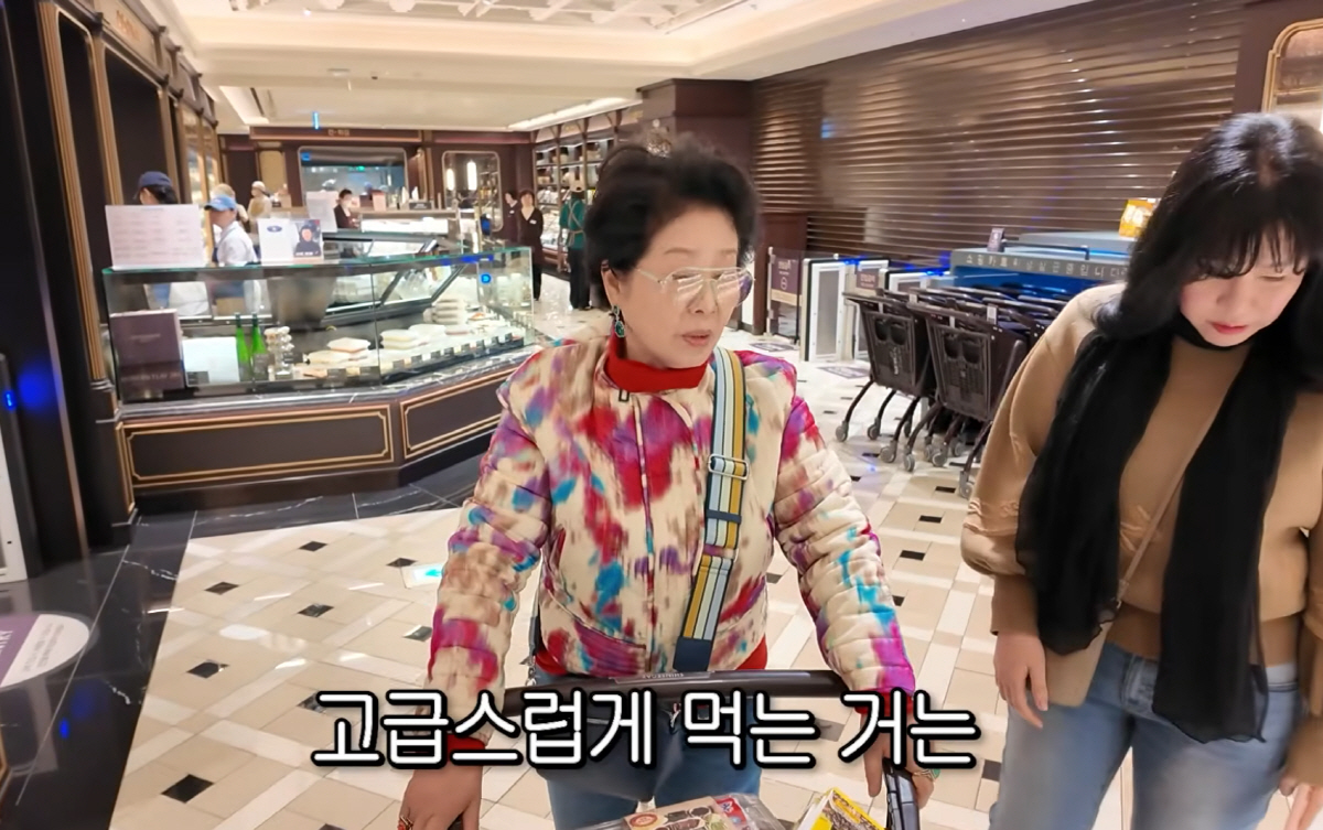 "내가 VIP면 되는 거예요"…'82세' 선우용여, 백화점 마트서 '50…