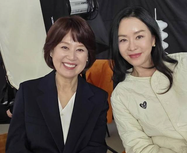 [SCin스타] “살살 조금씩 복귀” 가발 쓴 박미선,  촬영 현장 돌아왔다