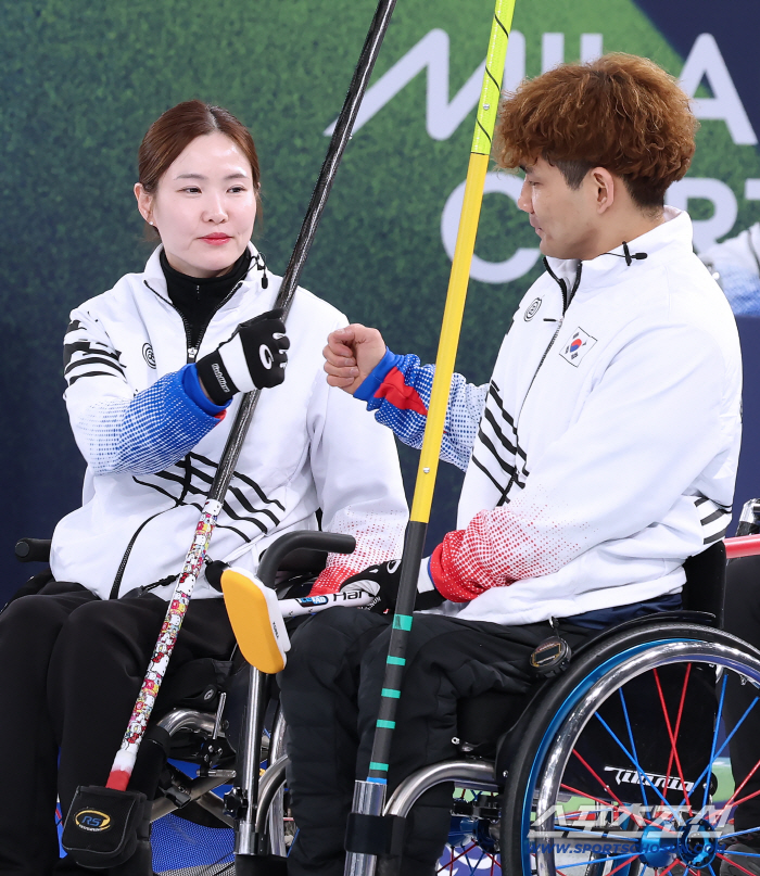 패럴림픽 스타트! 휠체어컬링 믹스더블 '팀200' 이용석X백혜진, 개최국 伊에 5-7 석패...英,日과 예선 2-3차전