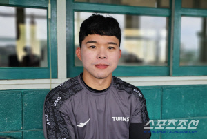 첫 경기부터 액땜? 2루수에 헤드샷 어질! 떠난 현수형 조언에 러닝까지 했는데... 9라운드 3할타자의 건강 풀시즌 도전[오키나와 인터뷰]