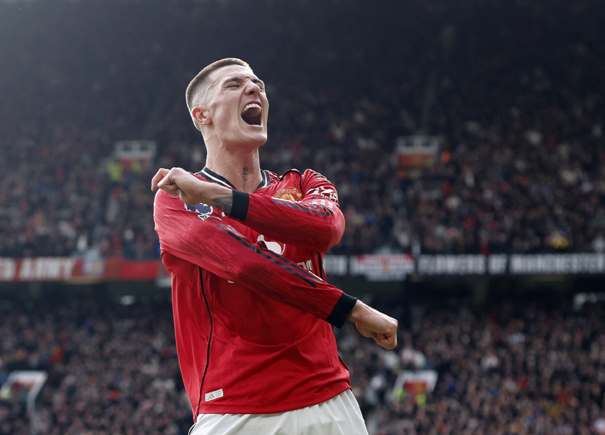 "죄송합니다, 정말 죄송합니다" '넌 맨유에서 뛸 자격 없다' 비난 폭발…