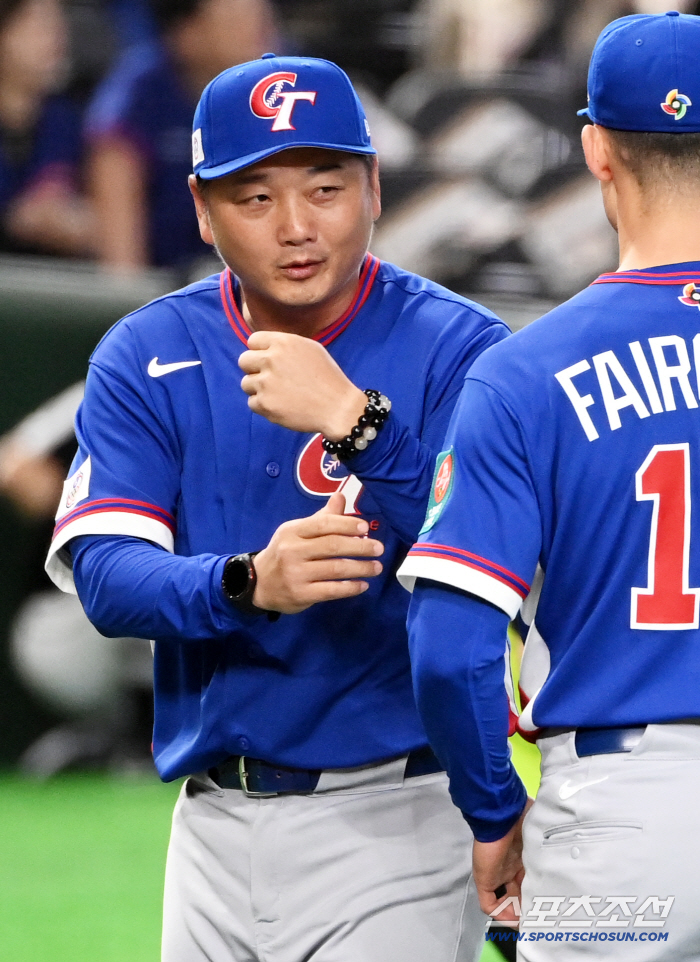 '대만 영패 대참사' 원정팬 4만명 침묵, 감독은 침통…