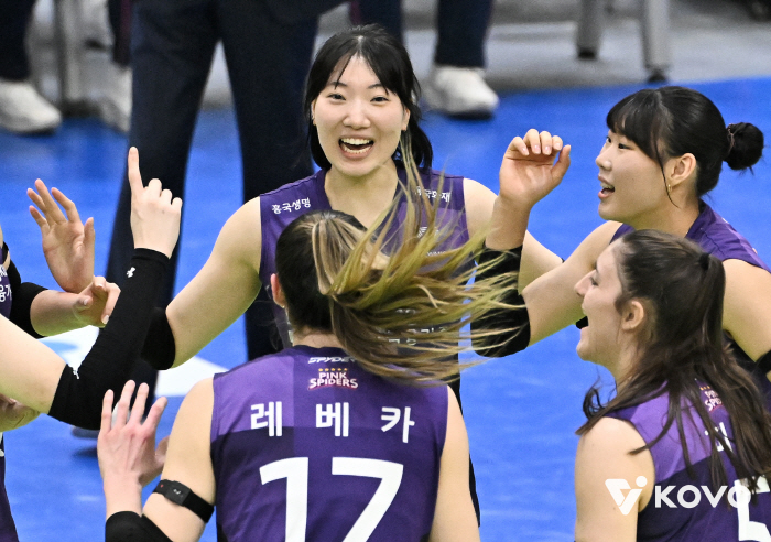 '은퇴 선언' 양효진 21득점+6블록 분투 → 2위 확보…승리는 흥국생명 차지, 현대건설 7연승 저지+연패 탈출 [수원리뷰]