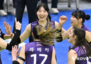 '은퇴 선언' 양효진 21득점 6블록 분투 → 2위 확보…승리는 흥국생명 차지, 현대건설 7연승 저지 연패 탈출 [수원리뷰]