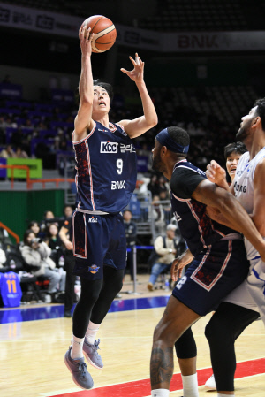 '부상 복귀? 반갑지만은 않네' KCC 최준용-송교창 합류에도 걱정 왜?…송교창 부상 여전히 불안 '빅4' 완전체 효과도 글쎄…