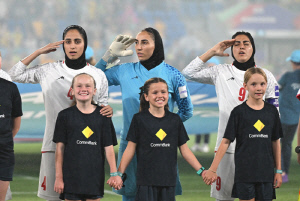 '한국전에선 침묵' 이란, 호주전에는 국가 부르고 경례! BBC, 외부 압력 '논란'…신상우호, 조기 8강 진출 확정