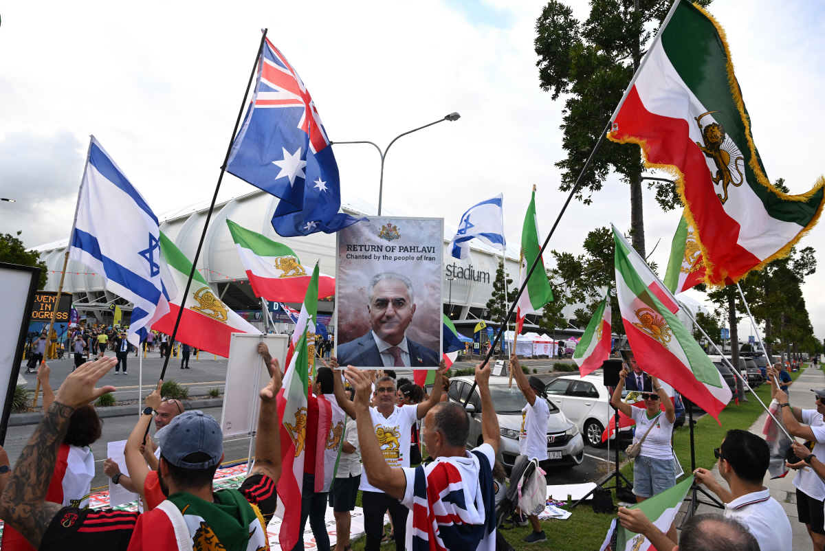 '한국전에선 침묵' 이란, 호주전에는 국가 부르고 경례! BBC, 외부 …