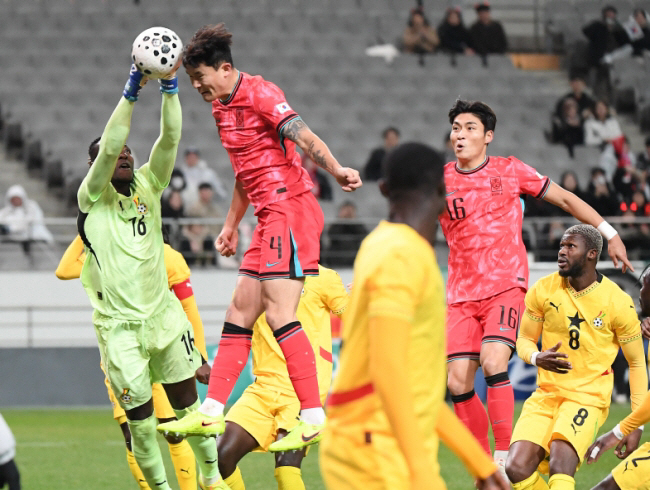 "韓 축구 초대박!" '괴물수비수' 김민재 '亞 1등 찍었다'…日 깜짝 …