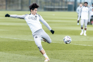 '미래 핵심 자원' 이강인↔PSG 연장 계약 안 놓고 밀당 中, 결국 해피엔딩각..'판매불가'급 거부 못할 연봉 대폭 인상 제시 수순