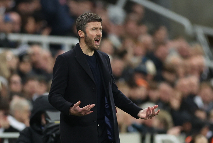 "허니문은 끝났다" '소방수' 마이클 캐릭의 맨유, 8경기 만의 첫 패배에 쏟아진 혹평..'평일 슬럼프'가 정식 감독 발령에 걸림돌 된다