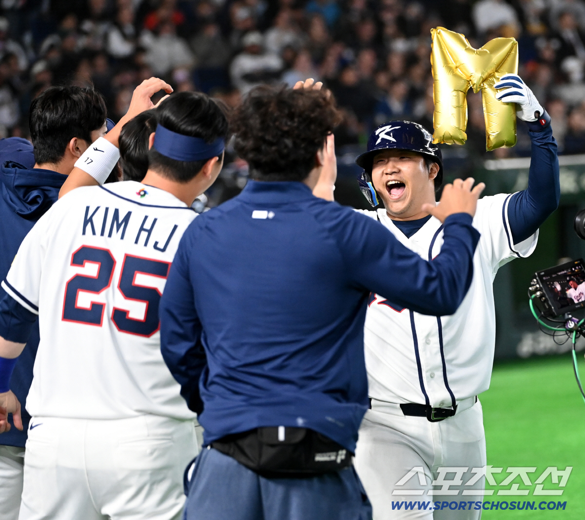 비행기 세리머니에 금빛 'M자' 풍선 추가요! 홈런 4방에 신바람 난 한…