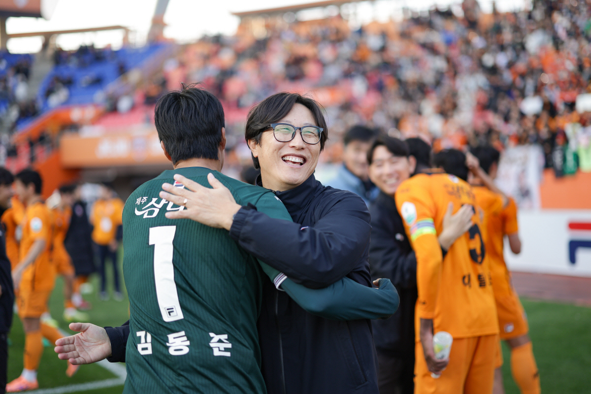 "북한군처럼 훈련하고 합숙" 제자들이 말하는 'U-20 신임사령탑' 김정…