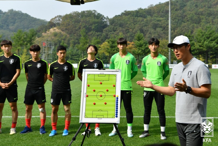 "북한군처럼 훈련하고 합숙" 제자들이 말하는 'U-20 신임사령탑' 김정…