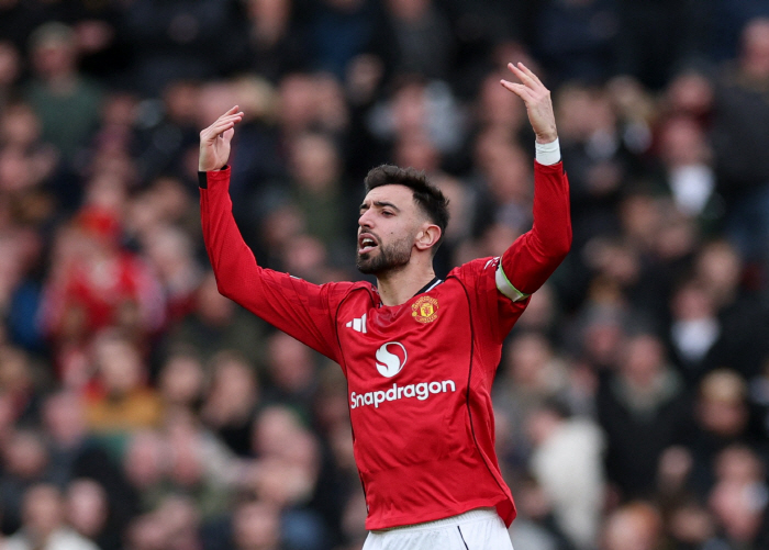 "난 사우디 가지 않아" '손흥민급 선언' 맨유 주장, 맨체스터에 뼈 묻는다...종신 시그널 등장! "캐릭 정식 감독 부임이 핵심"