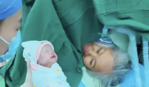 63세 여성, 제왕절개로 딸 출산…