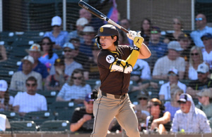 악! 옆구리가 또, 송성문 130m 대형 홈런 치고 교체됐다...예방차원이라지만