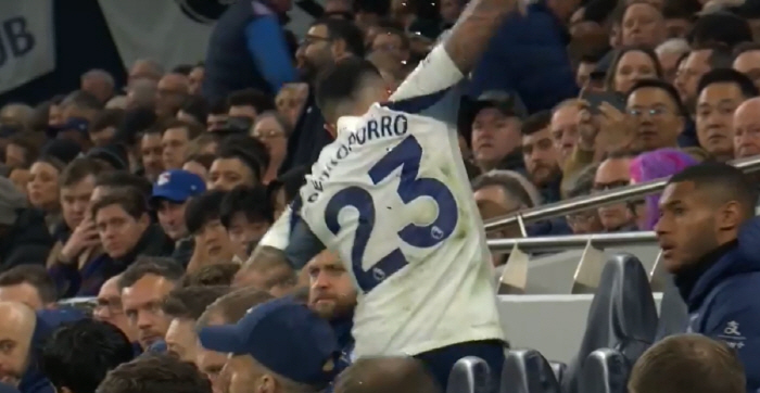 '어쩌다 이렇게 콩가루가 됐나' 임시 감독 교체 지시에 좌석을 내리치고 물병 던진 토트넘 '불만러' 포로..강등 공포에 떨고 있는 팬들 비난 집중 포화 