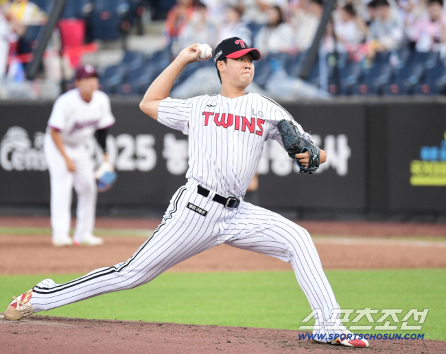 154km 강속구로 1사 만루 지웠다. 고졸 2년차 올해 뜨나. "제구만…