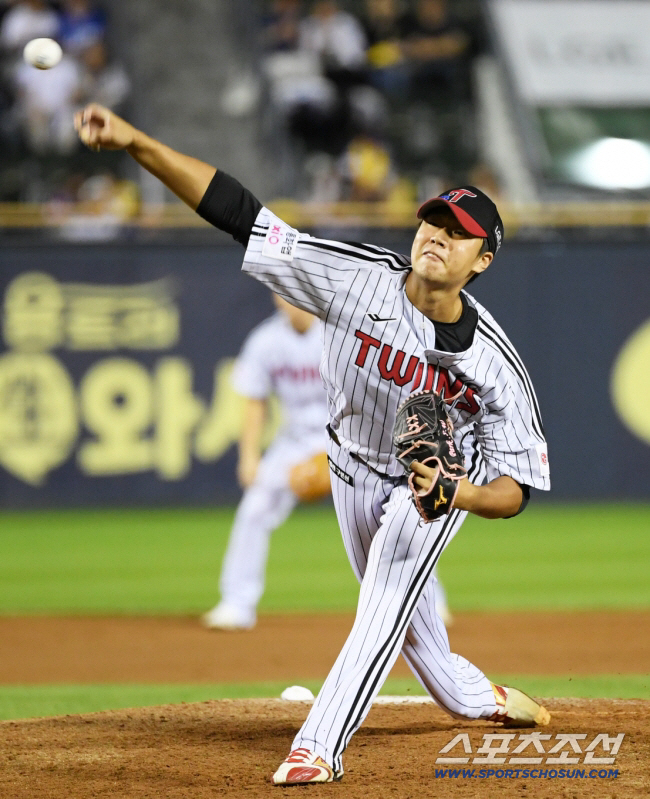 154km 강속구로 1사 만루 지웠다. 고졸 2년차 올해 뜨나. "제구만…