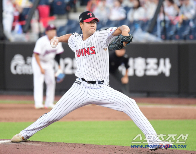 154km 강속구로 1사 만루 지웠다. 고졸 2년차 올해 뜨나. "제구만…