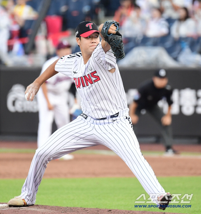 154km 강속구로 1사 만루 지웠다. 고졸 2년차 올해 뜨나. "제구만…