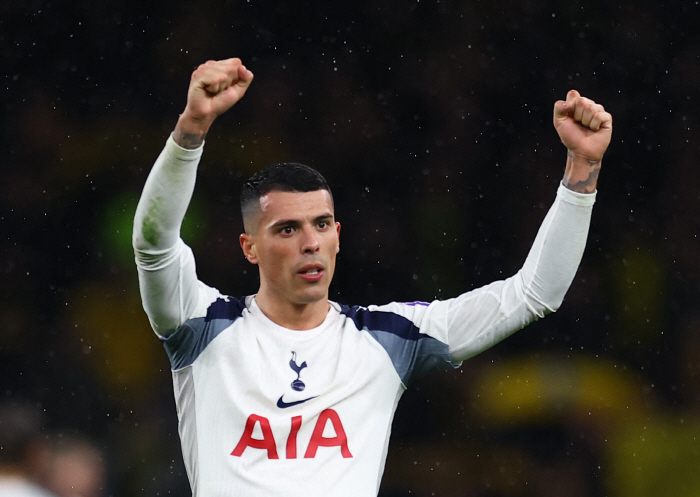 손흥민 없는 토트넘, 완전히 난장판...감독 악수 무시→팬들과 대립→이번엔 교체 불만 폭발, 팬들 "정신 차려라" 분노