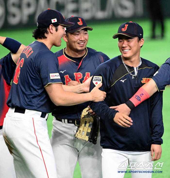 '이리 좀 나와봐~' 홈런은 펑펑 치더니 인사는 쑥스러워? 수줍은 오타니, 인사는 야마모토에게[도쿄 현장]