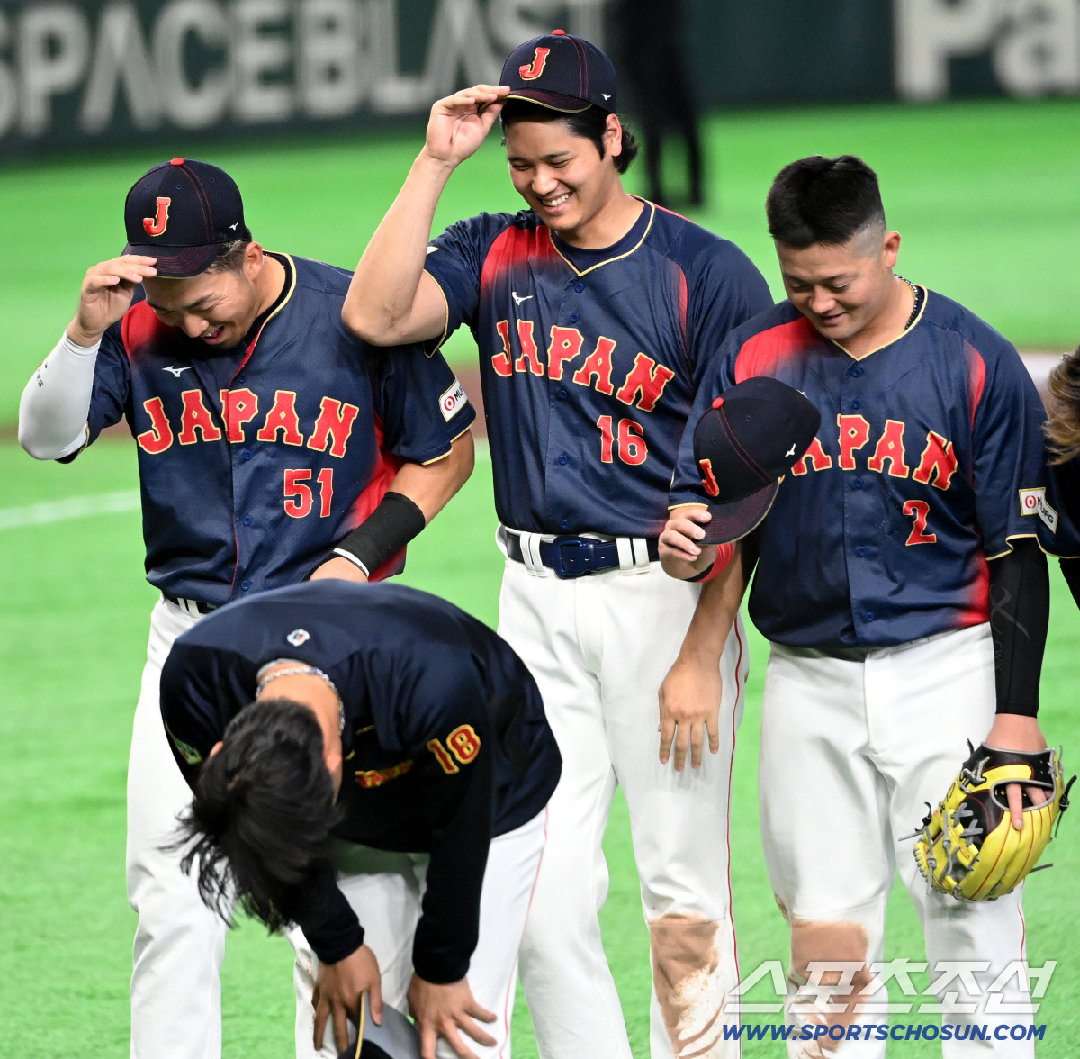 '이리 좀 나와봐~' 홈런은 펑펑 치더니 인사는 쑥스러워? 수줍은 오타니…