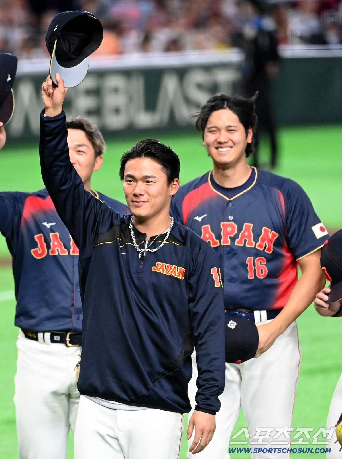 '이리 좀 나와봐~' 홈런은 펑펑 치더니 인사는 쑥스러워? 수줍은 오타니…