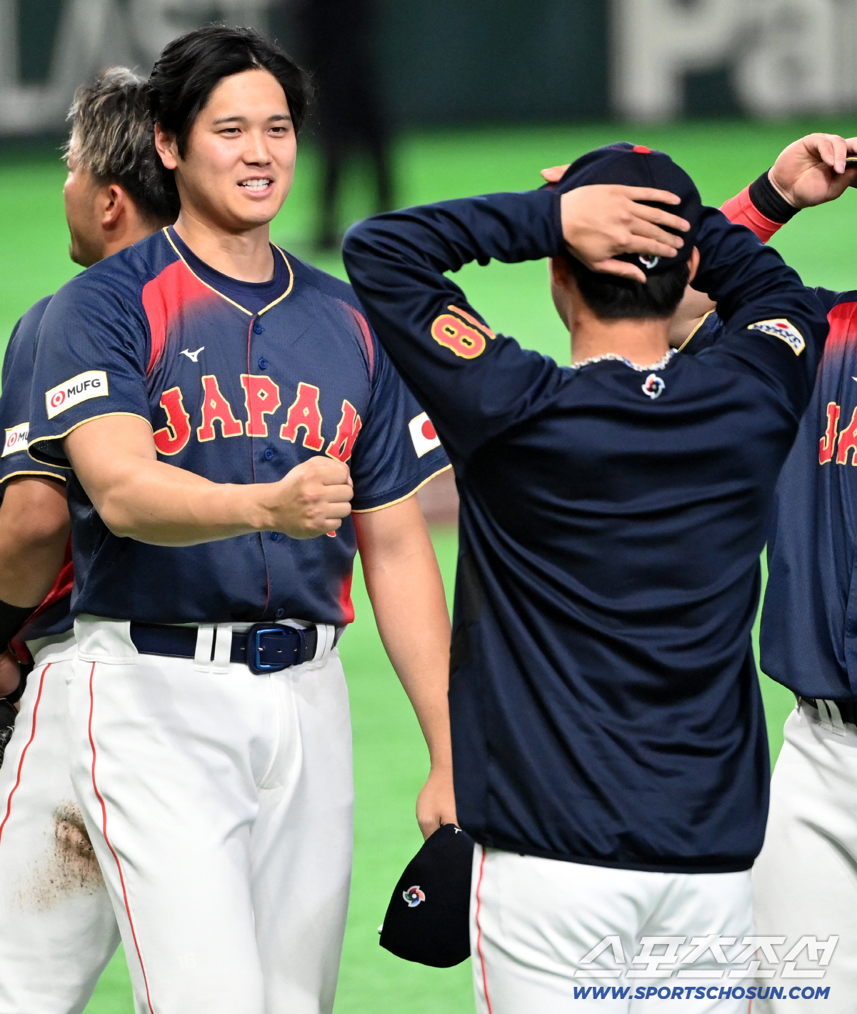 '이리 좀 나와봐~' 홈런은 펑펑 치더니 인사는 쑥스러워? 수줍은 오타니…