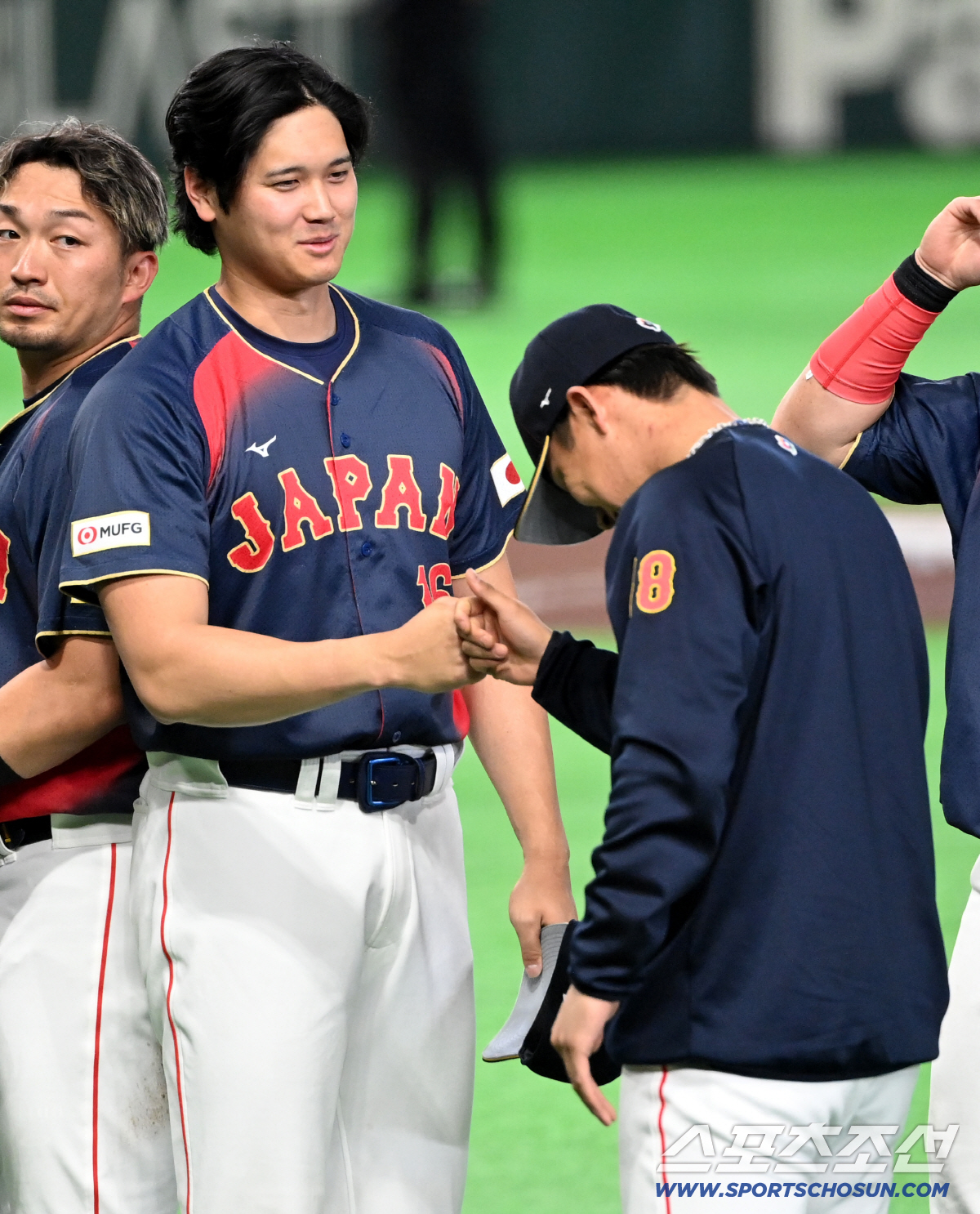 '이리 좀 나와봐~' 홈런은 펑펑 치더니 인사는 쑥스러워? 수줍은 오타니…