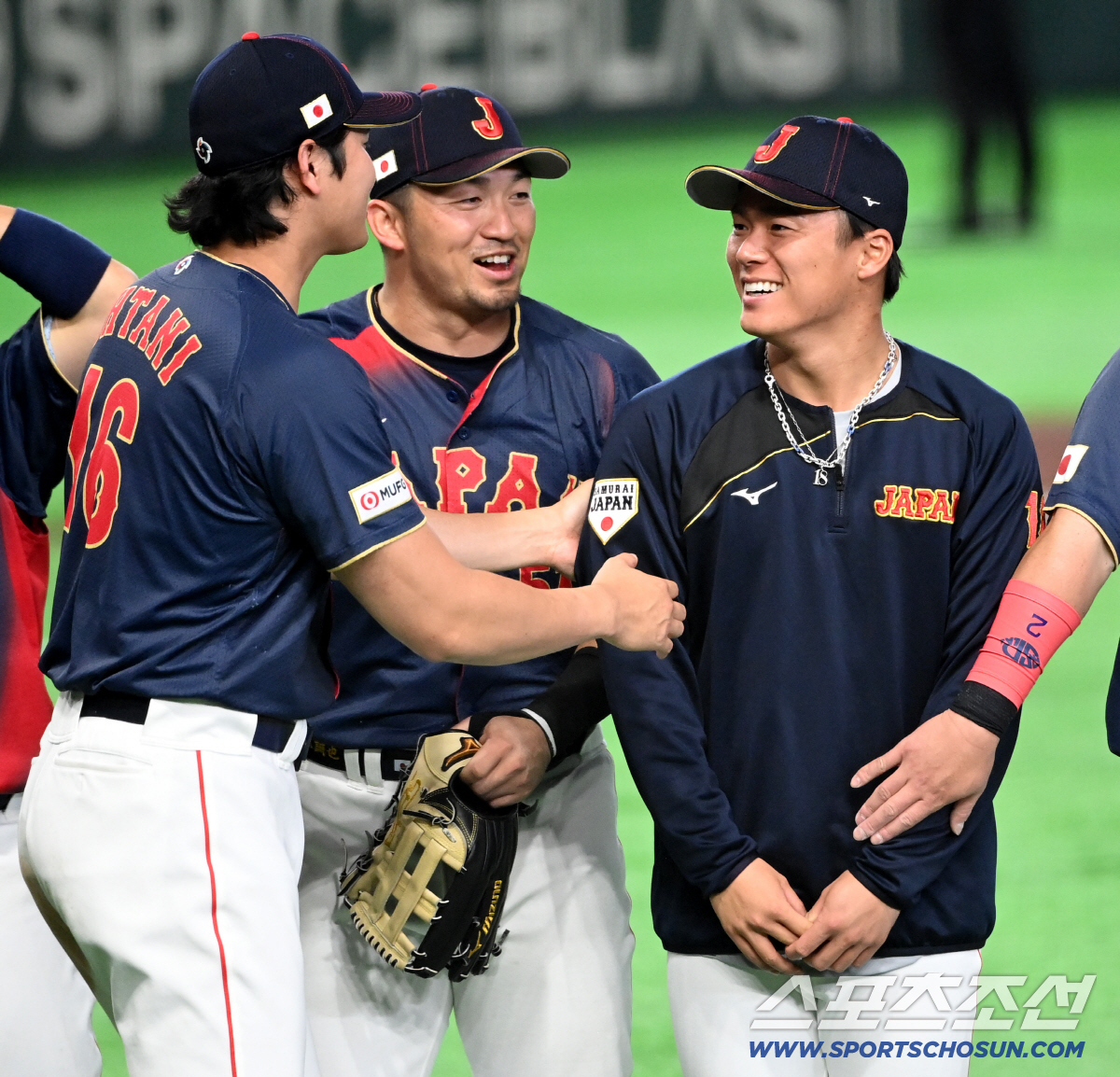 '이리 좀 나와봐~' 홈런은 펑펑 치더니 인사는 쑥스러워? 수줍은 오타니…