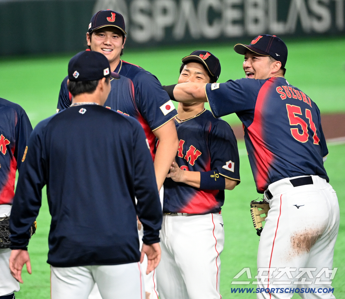 '이리 좀 나와봐~' 홈런은 펑펑 치더니 인사는 쑥스러워? 수줍은 오타니…