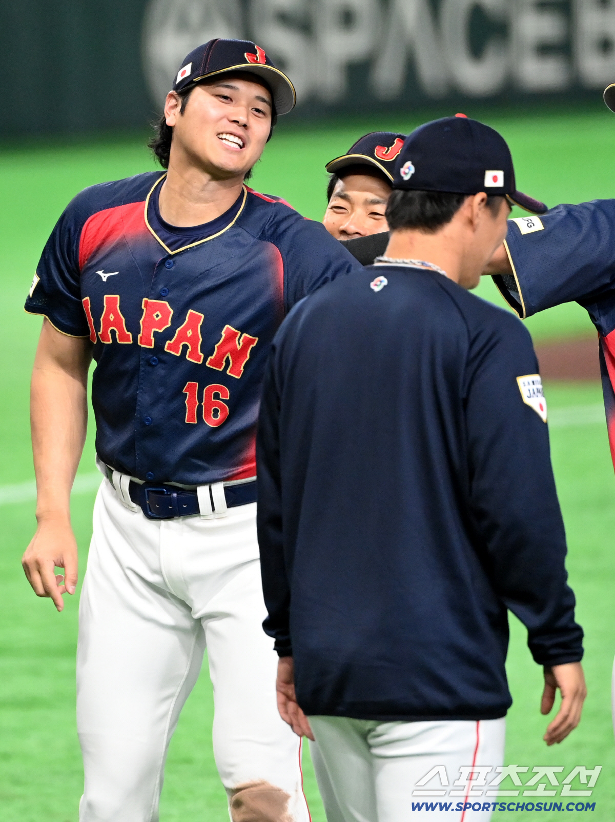 '이리 좀 나와봐~' 홈런은 펑펑 치더니 인사는 쑥스러워? 수줍은 오타니…