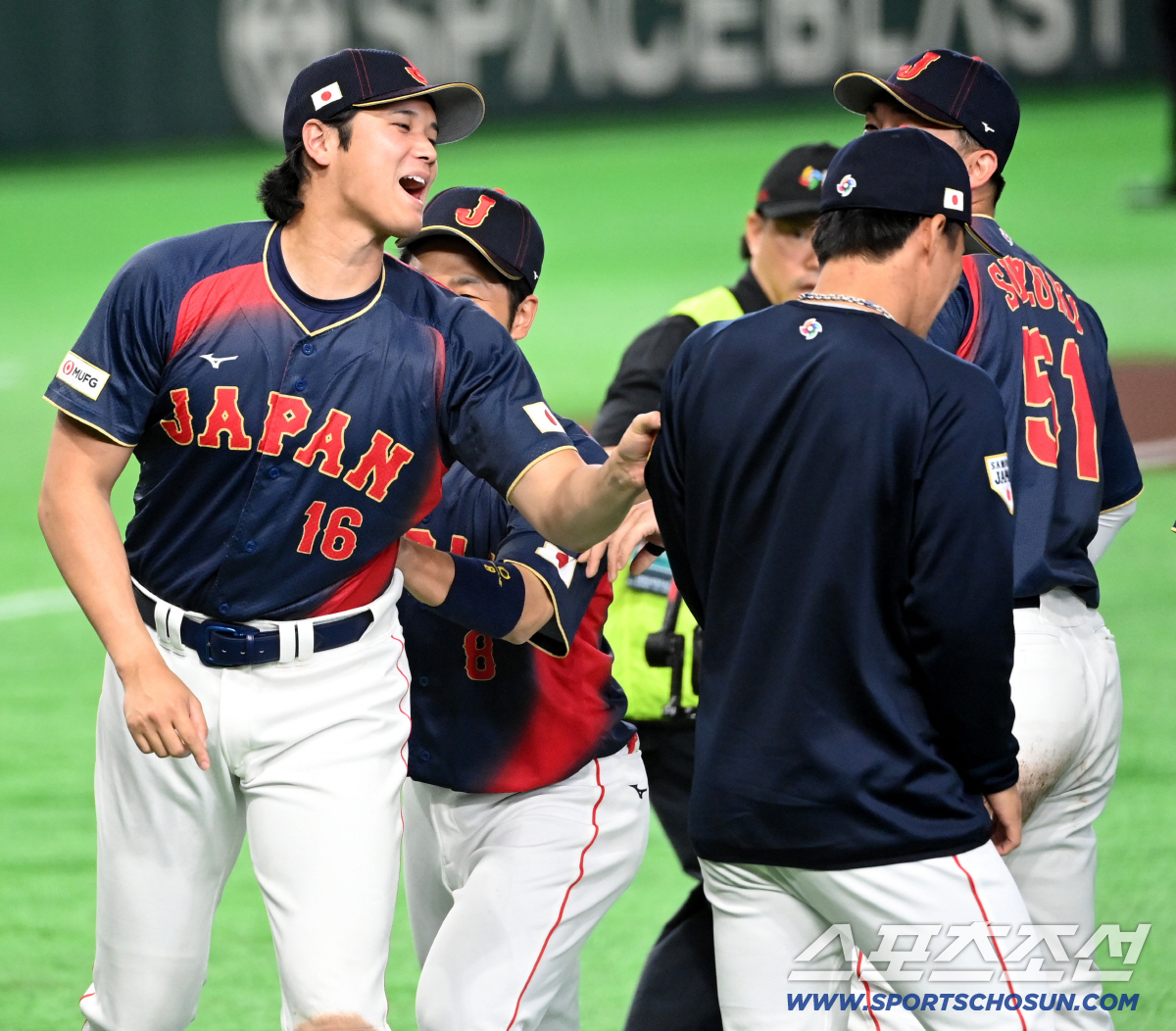'이리 좀 나와봐~' 홈런은 펑펑 치더니 인사는 쑥스러워? 수줍은 오타니…