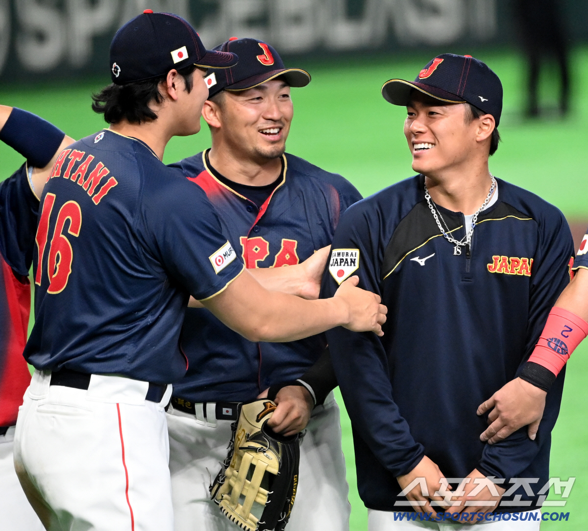 '이리 좀 나와봐~' 홈런은 펑펑 치더니 인사는 쑥스러워? 수줍은 오타니…