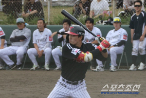 우승팀도 주전 8명 빠지니 역시 약하네. 오키나와 1무2패, 17득점-24실점. 우승감독 
