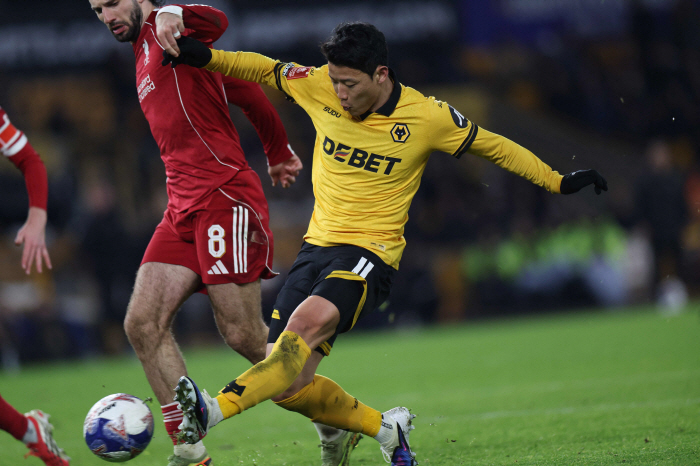 '황소가 돌아왔다!' 황희찬, '페라리 논란+부상' 겹악재 딛고 강호 리버풀 상대로 시즌 3호골 '폭발'…팀은 1-3 패