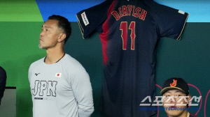 '11번' 다르빗슈 유니폼 더그아웃에 걸고 7회 콜드승, 존경받는 대선배에게 경의 표한 일본대표팀, 기타야마 등 젊은 후배가 주도[민창기의 일본야구]