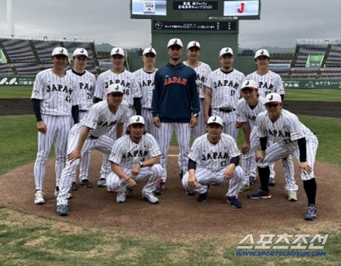 '11번' 다르빗슈 유니폼 더그아웃에 걸고 7회 콜드승, 존경받는 대선배…