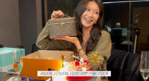 '정경호♥' 수영, 명품 쏟아진 생일파티..소시에 받은 선물 언박싱 