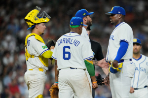 콜드패는 면했는데…17B '볼질'에 무너진 'WBC 최약체' 삼바군단, 역시 드림팀은 버거웠나